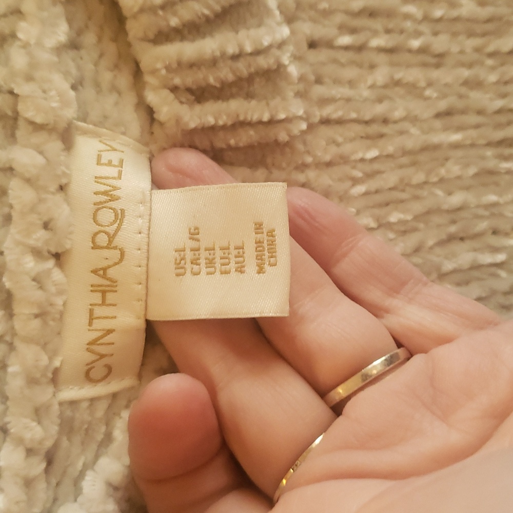 SOFT SWEATER  Cynthia Rawley🦋☮ - Picture 3 of 3